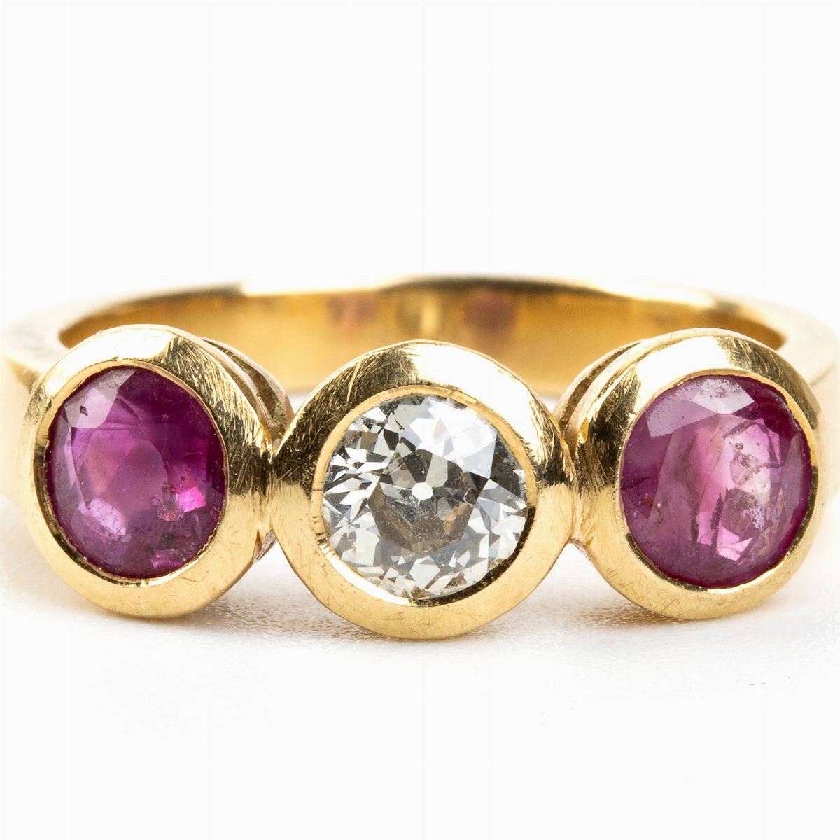 Anello in Oro Giallo con Rubini e Diamante