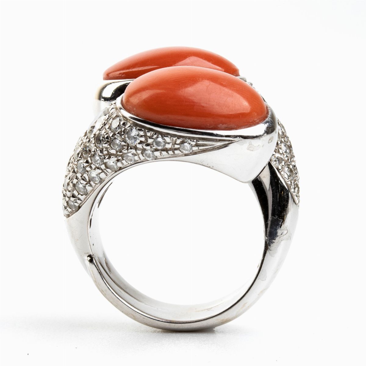 Anello Contrarie' in Oro con Corallo Cerasuolo e Diamanti