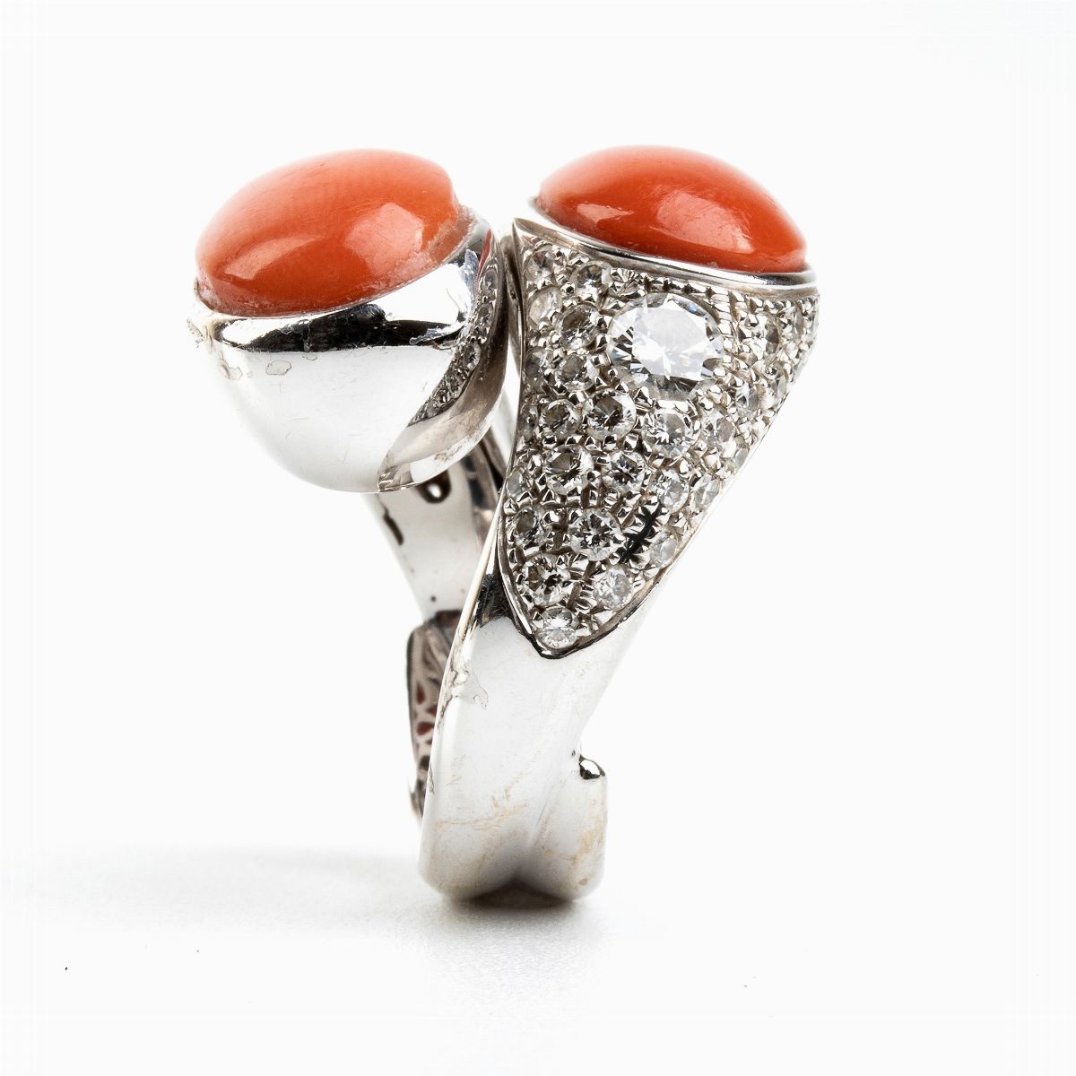 Anello Contrarie' in Oro con Corallo Cerasuolo e Diamanti