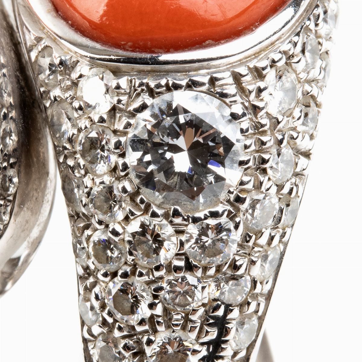 Anello Contrarie' in Oro con Corallo Cerasuolo e Diamanti