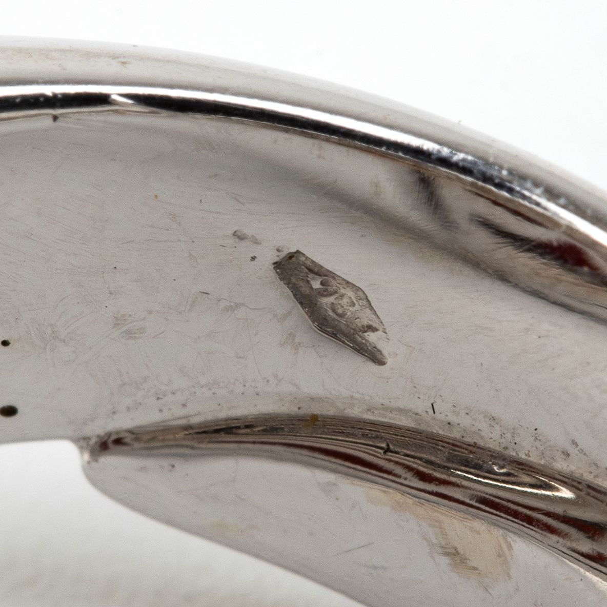 Anello Contrarie' in Oro con Corallo Cerasuolo e Diamanti