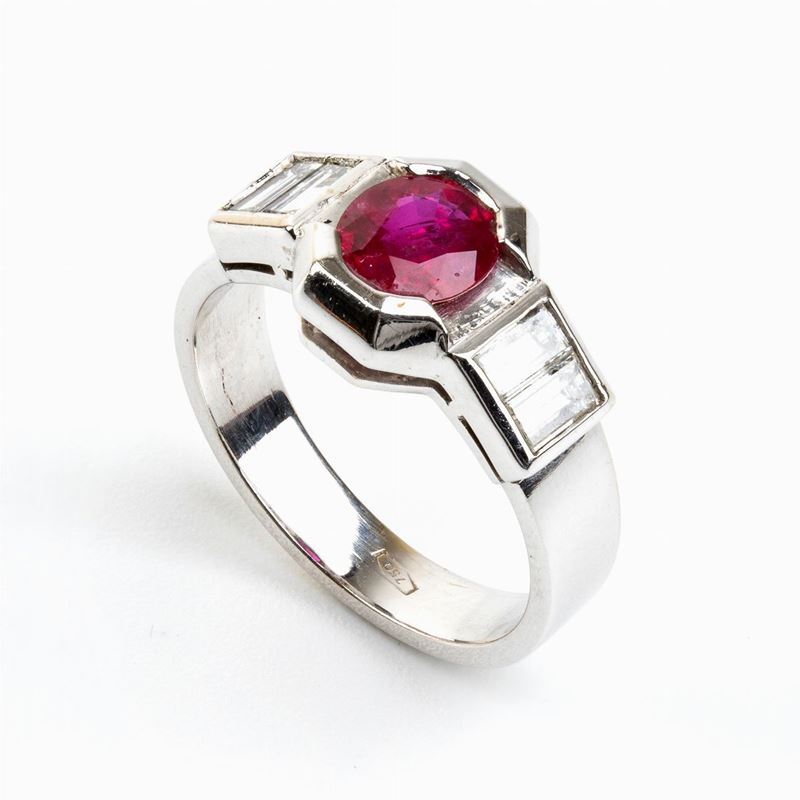 Anello in Oro con Rubino e Diamanti