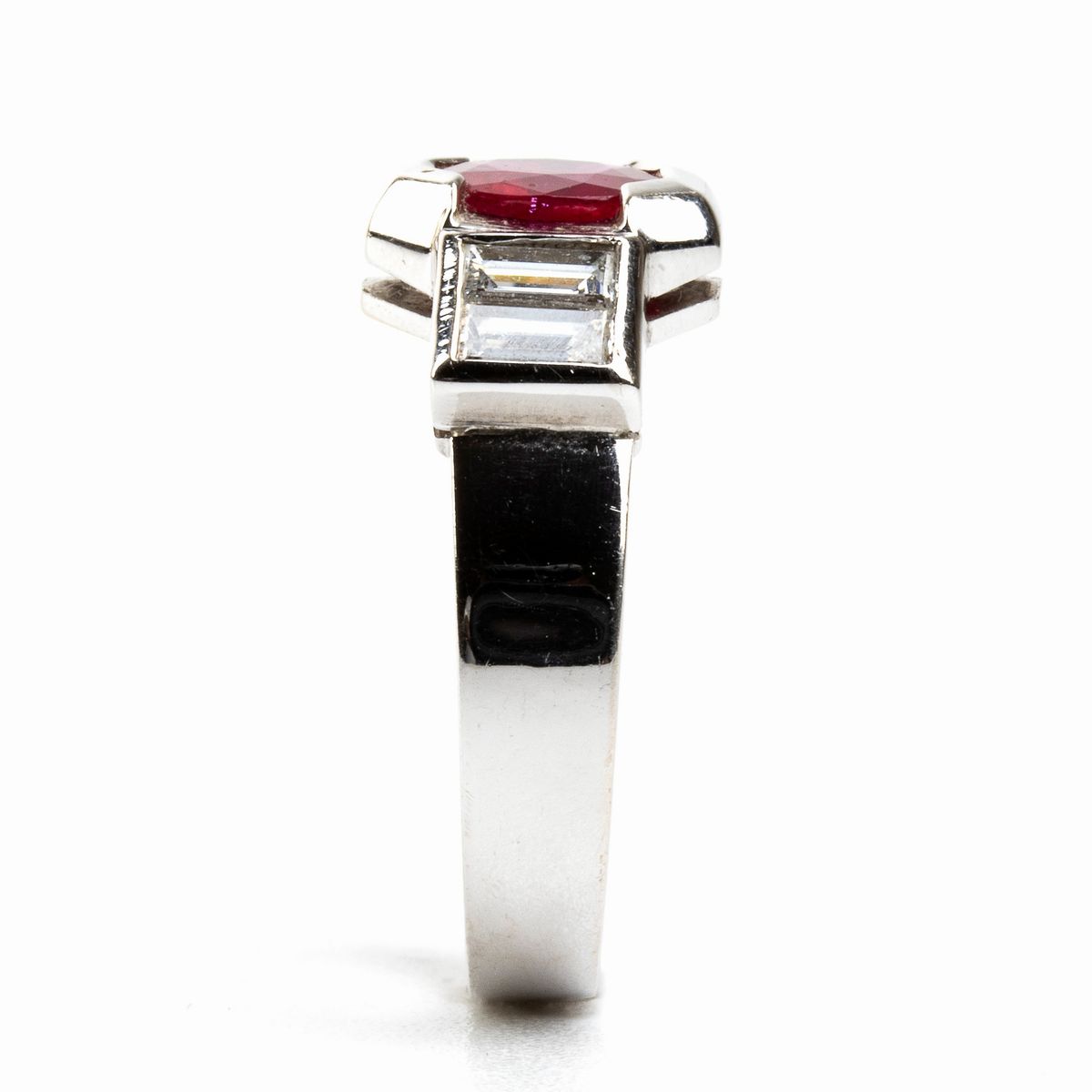 Anello in Oro con Rubino e Diamanti