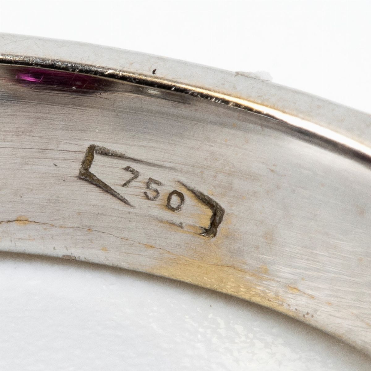 Anello in Oro con Rubino e Diamanti