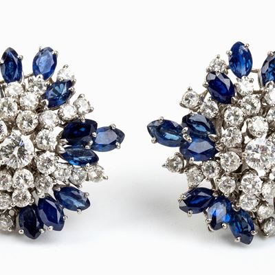 Paio di Orecchini a Motivo Floreale in Oro Bianco con Zaffiri e Diamanti