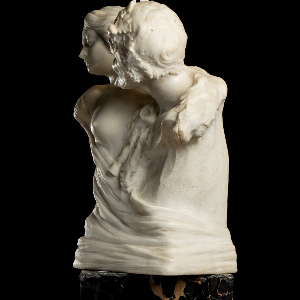 Scultura in Marmo Statuario e Portoro Raffigurante Pan e Selene - Italia, XIX Secolo