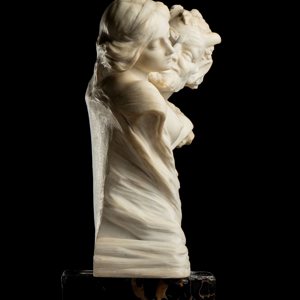 Scultura in Marmo Statuario e Portoro Raffigurante Pan e Selene - Italia, XIX Secolo