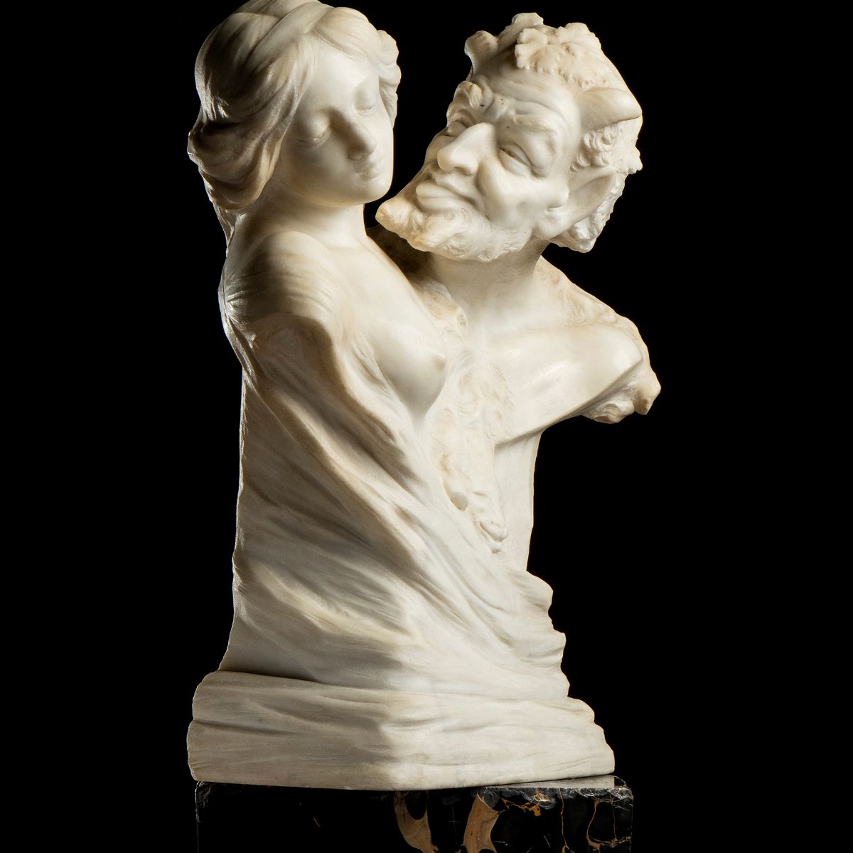 Scultura in Marmo Statuario e Portoro Raffigurante Pan e Selene - Italia, XIX Secolo