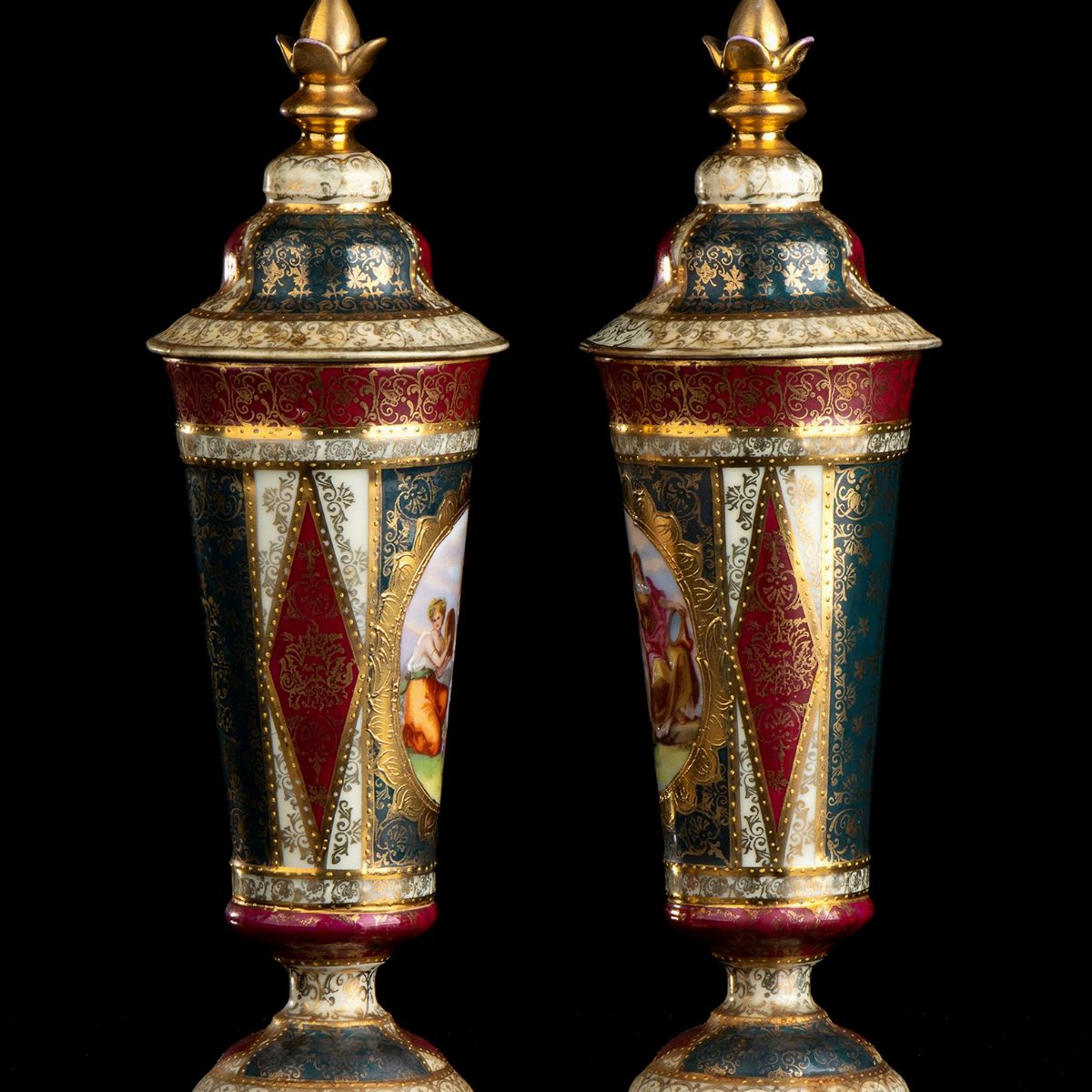 Coppia di Vasi Dipinti e Dorati - Vienna, 1870 Circa