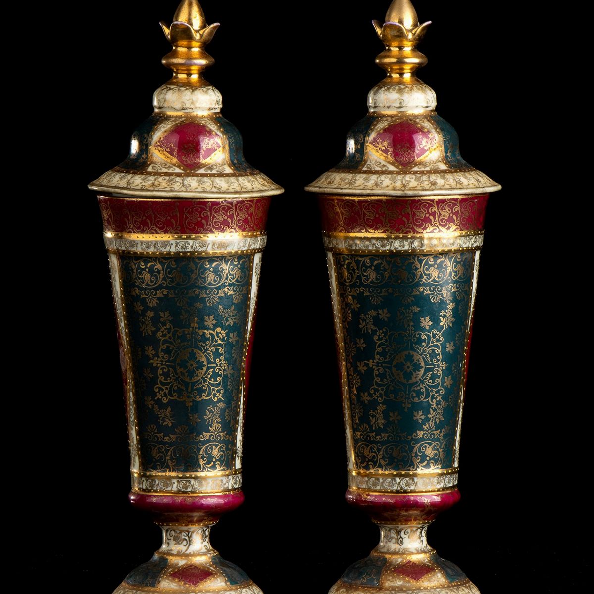 Coppia di Vasi Dipinti e Dorati - Vienna, 1870 Circa