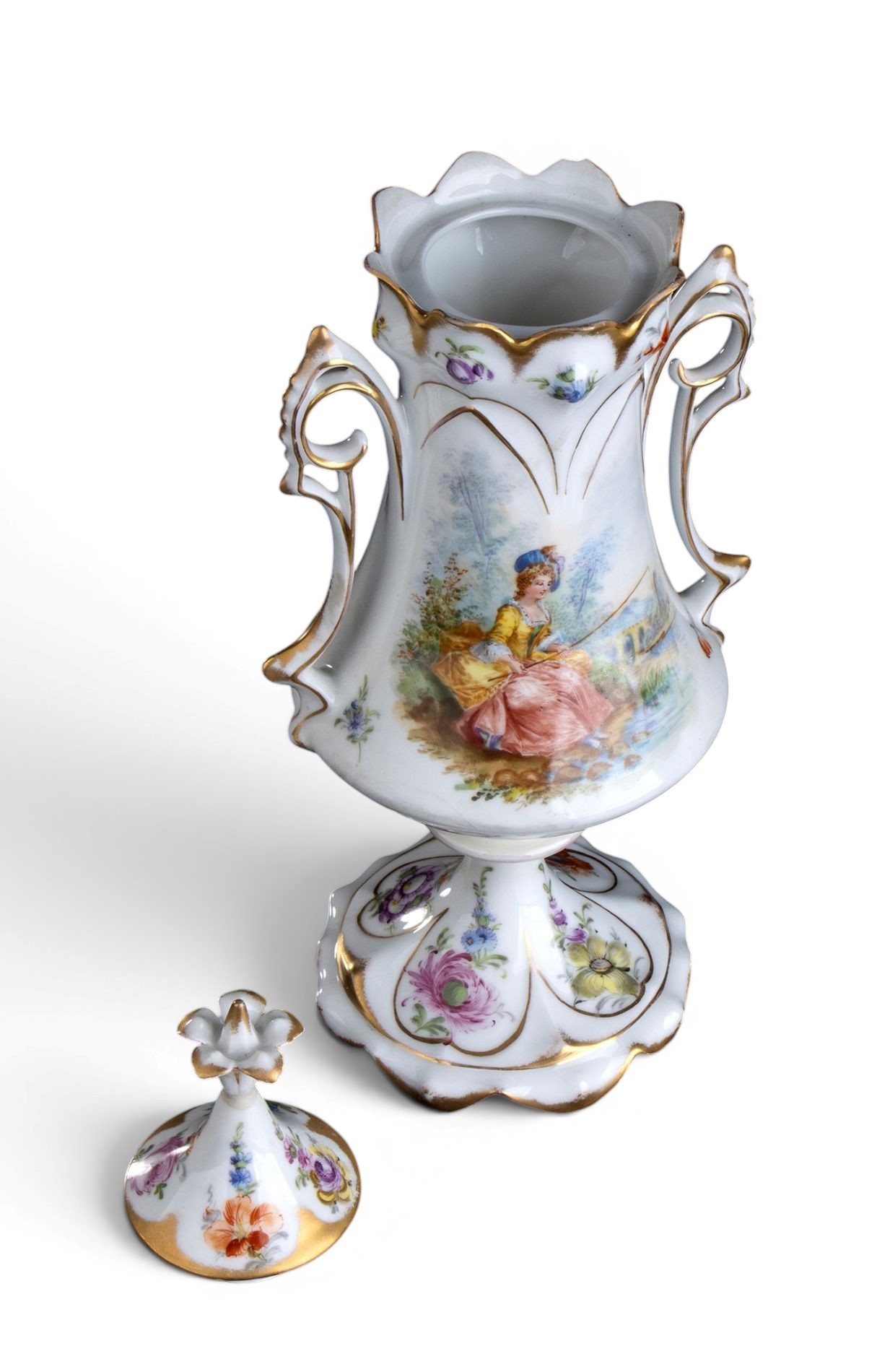 Vaso biansato con coperchio, porcellana di Dresda policroma