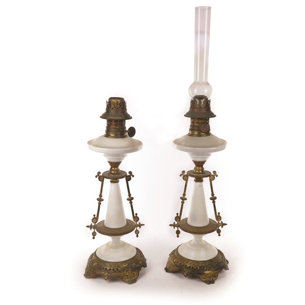 Coppia di lampade d'appoggio a petrolio  (Francia fine XIX ed inizio XX secolo)  [..]
