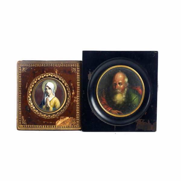 Lot of 2 round shape miniatures