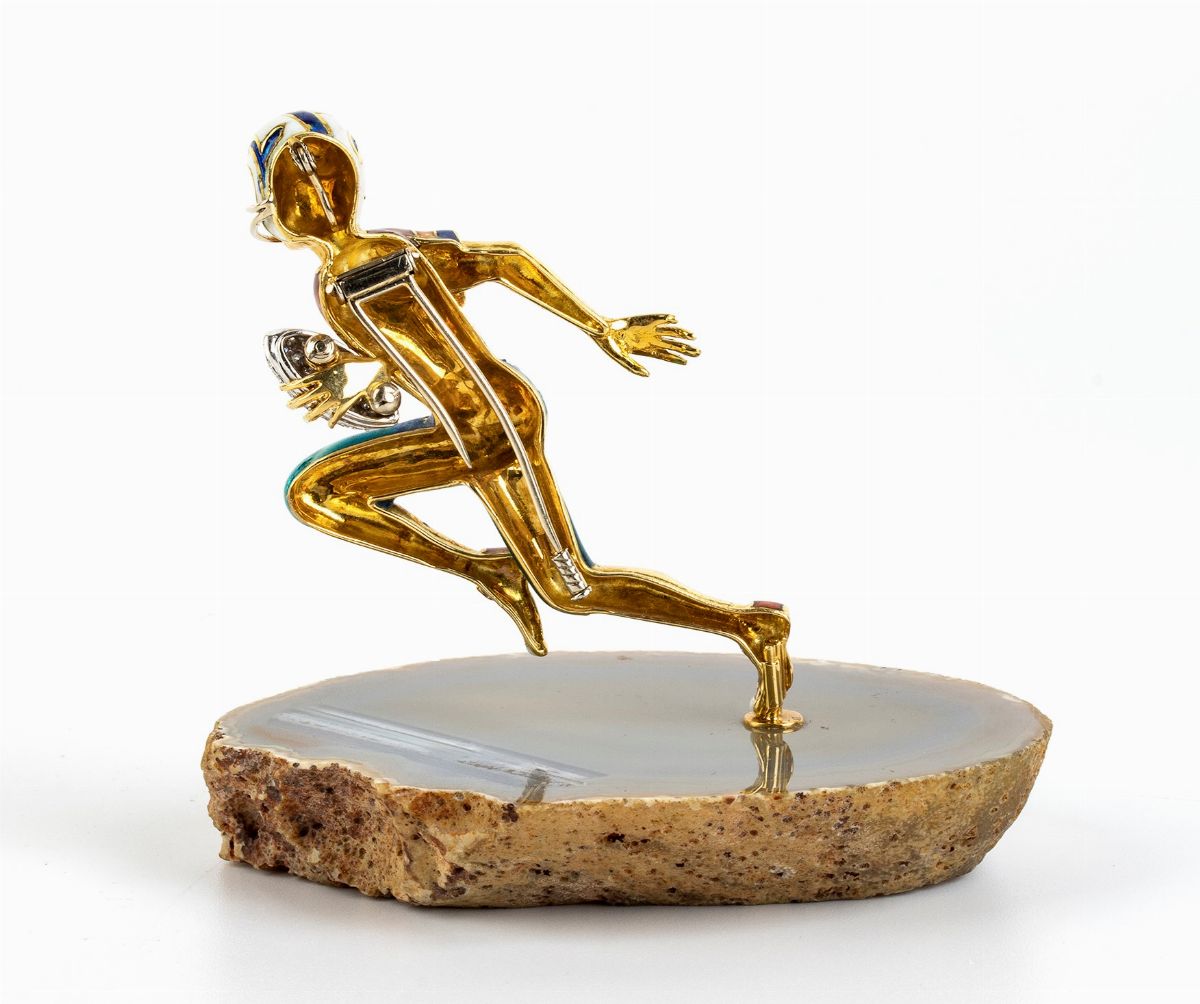 DAMIANI: spilla in oro, diamanti e smalti raffigurante giocatore di football americano