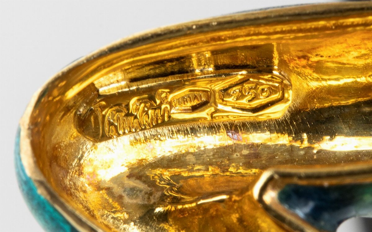 DAMIANI: spilla in oro, diamanti e smalti raffigurante giocatore di football americano