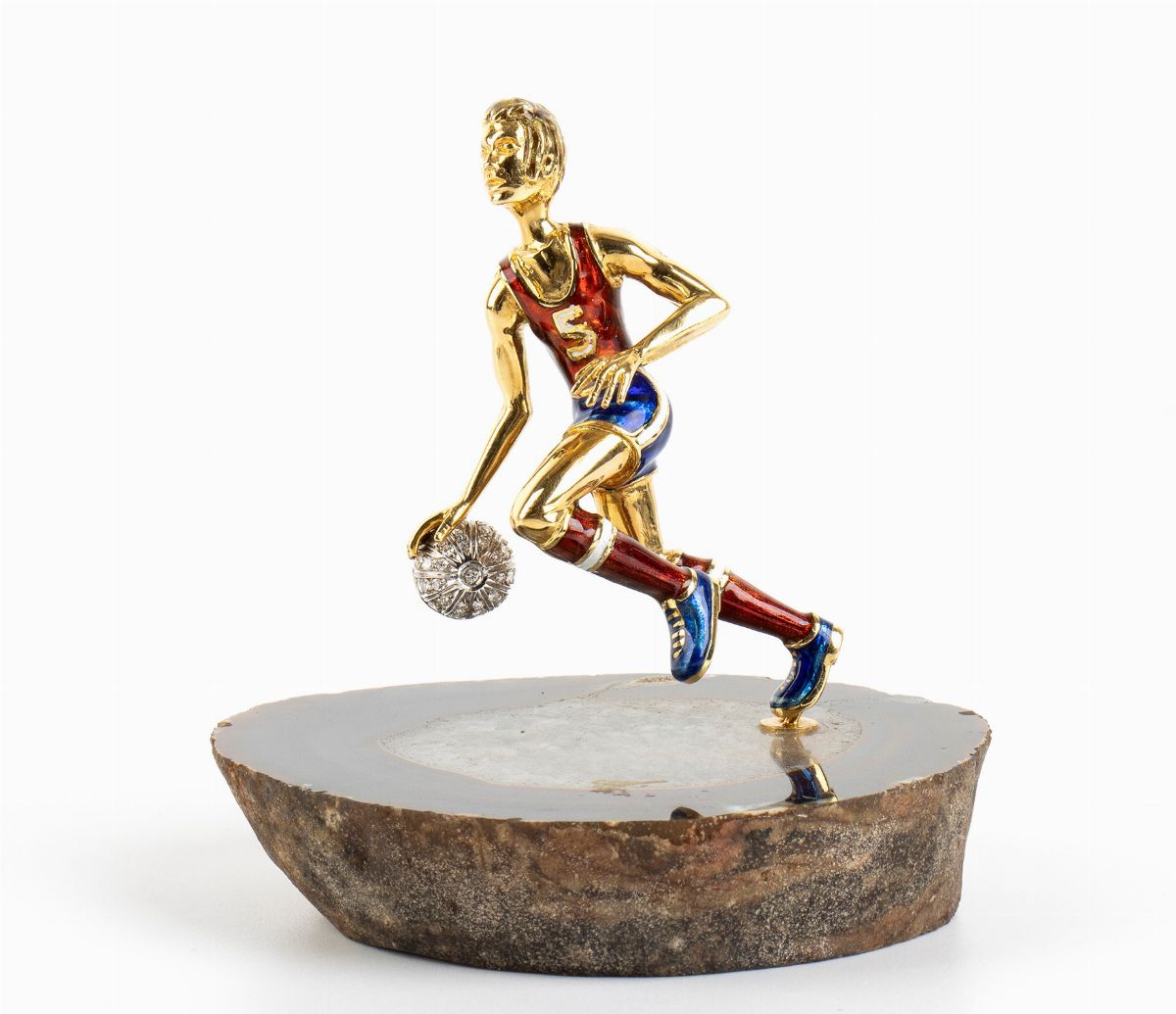 DAMIANI: spilla in oro, diamanti e smalti raffigurante giocatore di pallacanestro