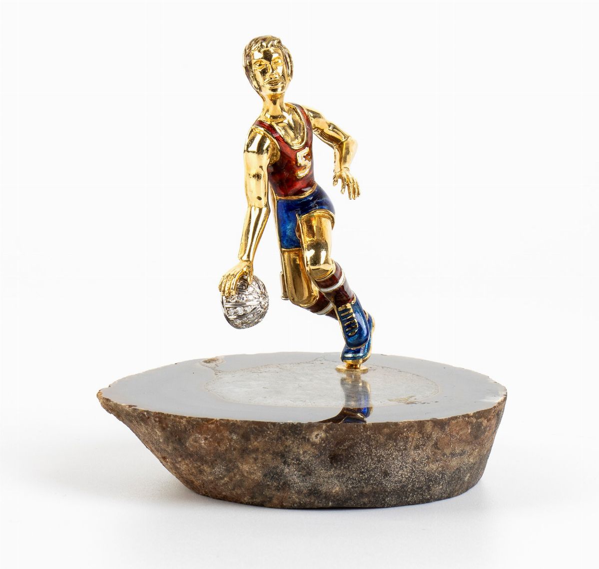 DAMIANI: spilla in oro, diamanti e smalti raffigurante giocatore di pallacanestro