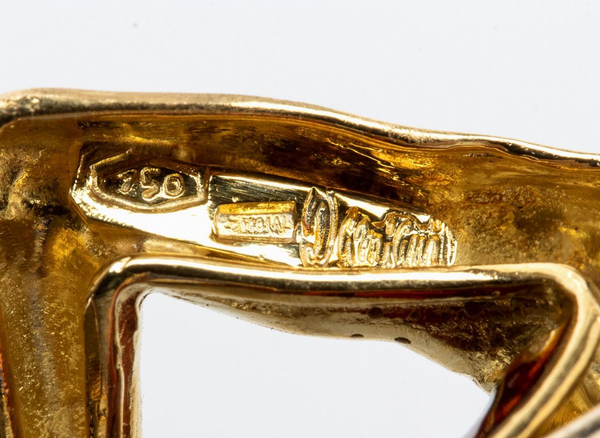 DAMIANI: spilla in oro, diamanti e smalti raffigurante giocatore di pallacanestro