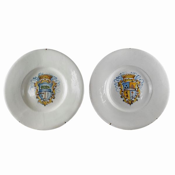 Coppia di piatti da muro in ceramica bianca