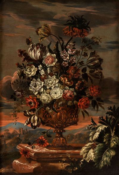 Bouquet di Fiori su un Vaso Metallico in un Paesaggio