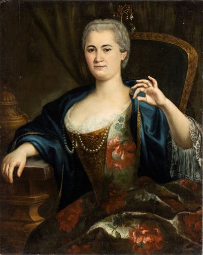 Gentildonna con Collana di Perle e Abito a Fiori