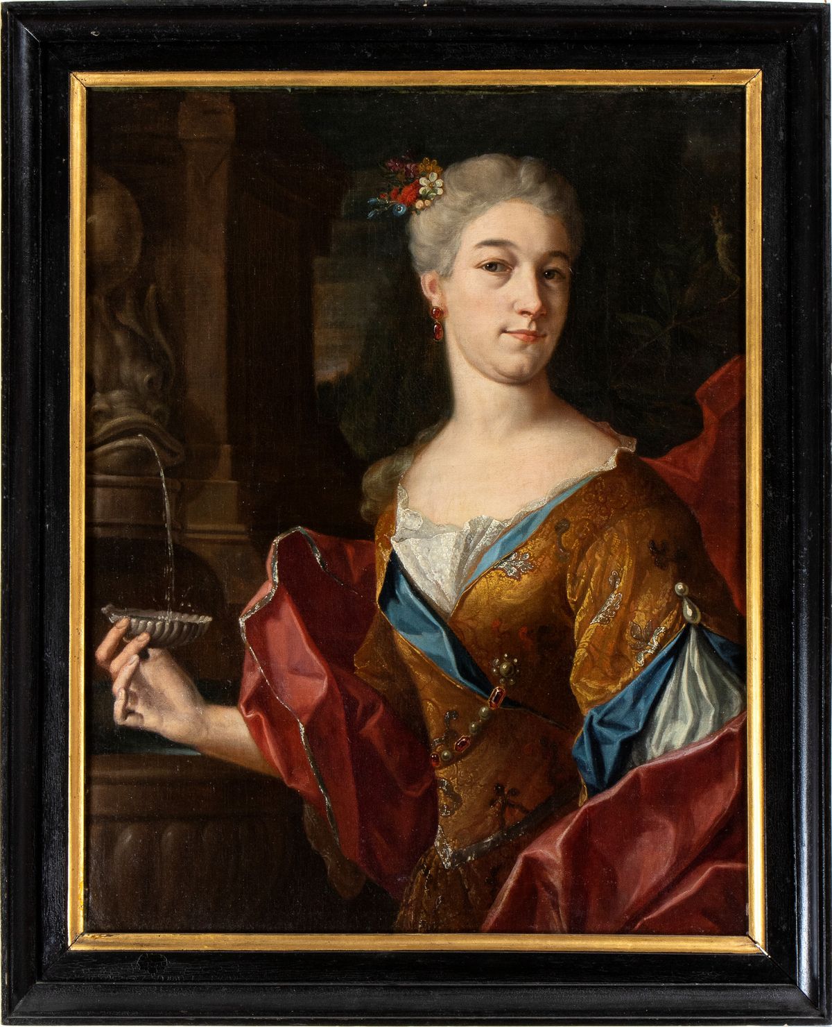 Gentildonna alla fontana con orecchini di rubino e mantello rosso