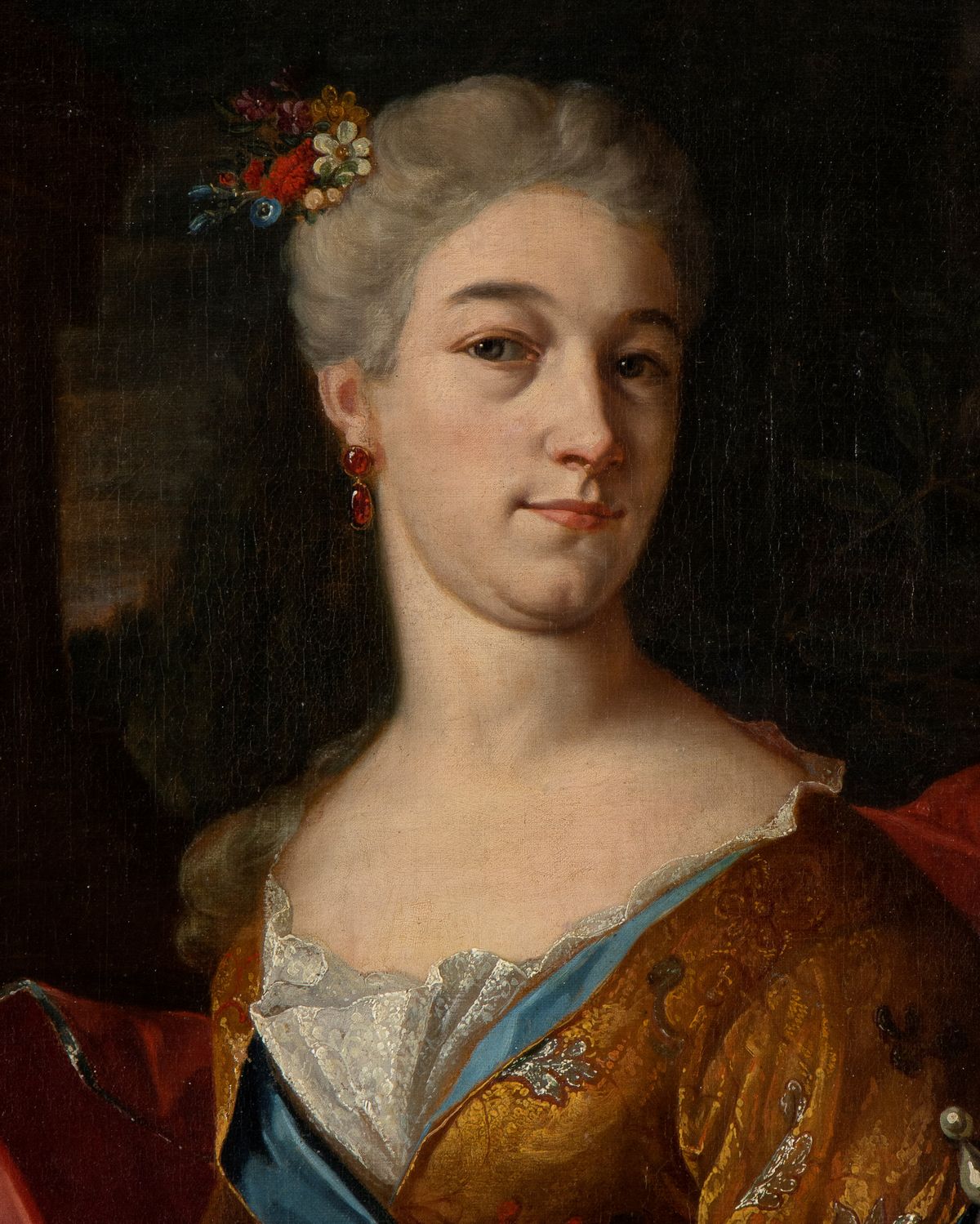 Gentildonna alla fontana con orecchini di rubino e mantello rosso