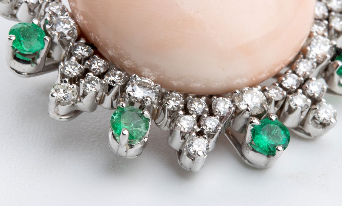 ASCIONE: spilla in oro con corallo pelle d'angelo, diamanti e smeraldi