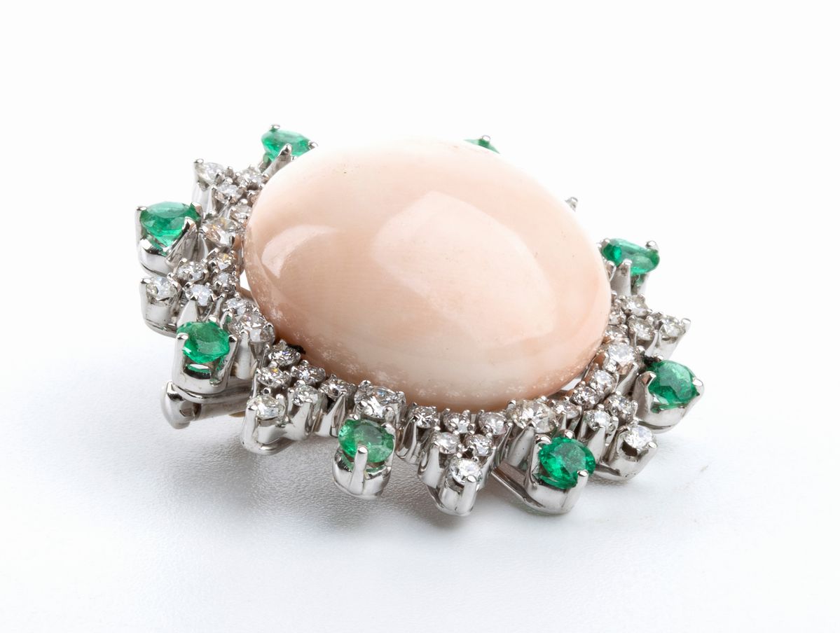 ASCIONE: spilla in oro con corallo pelle d'angelo, diamanti e smeraldi