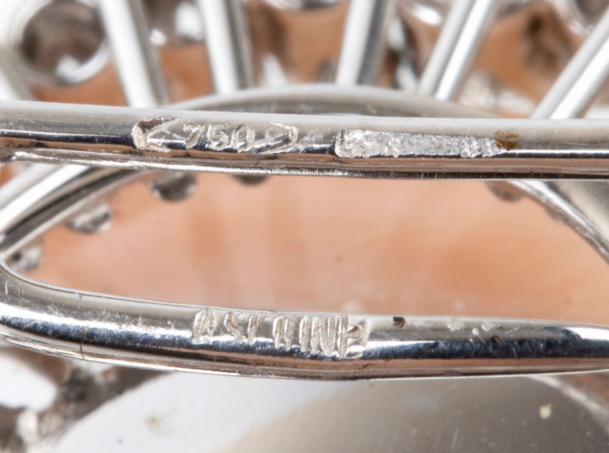 ASCIONE: spilla in oro con corallo pelle d'angelo, diamanti e smeraldi