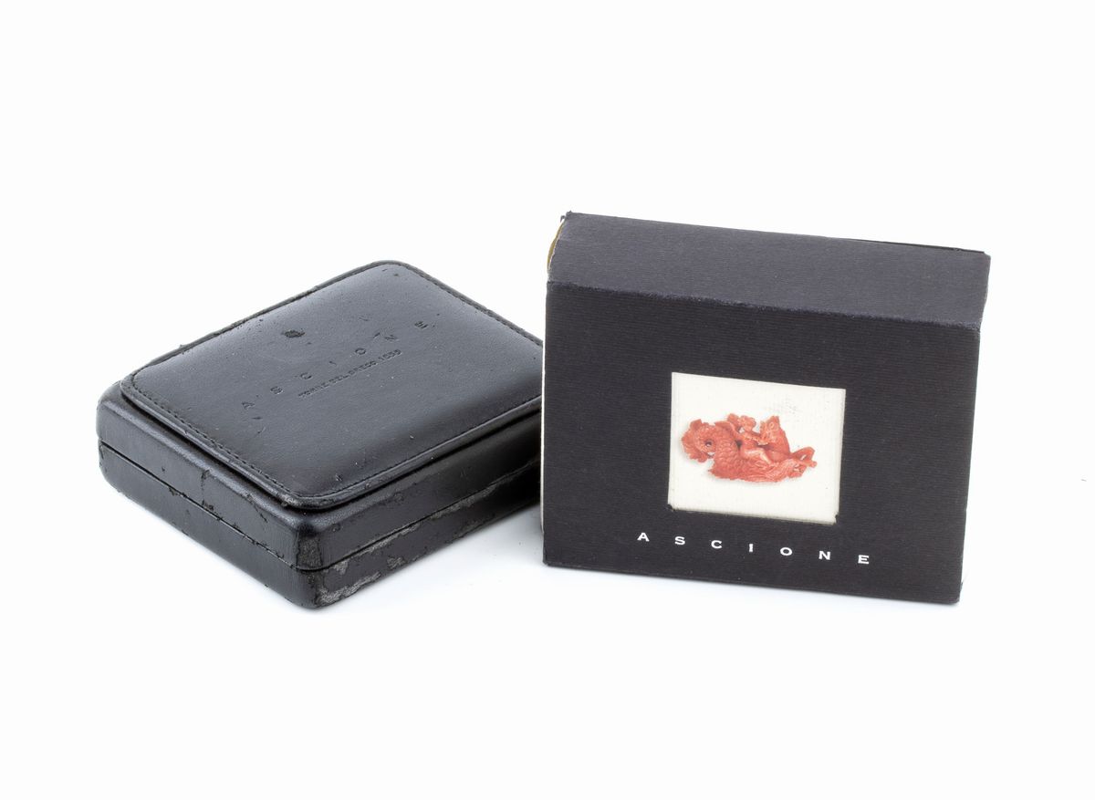 ASCIONE: spilla in oro con corallo pelle d'angelo, diamanti e smeraldi