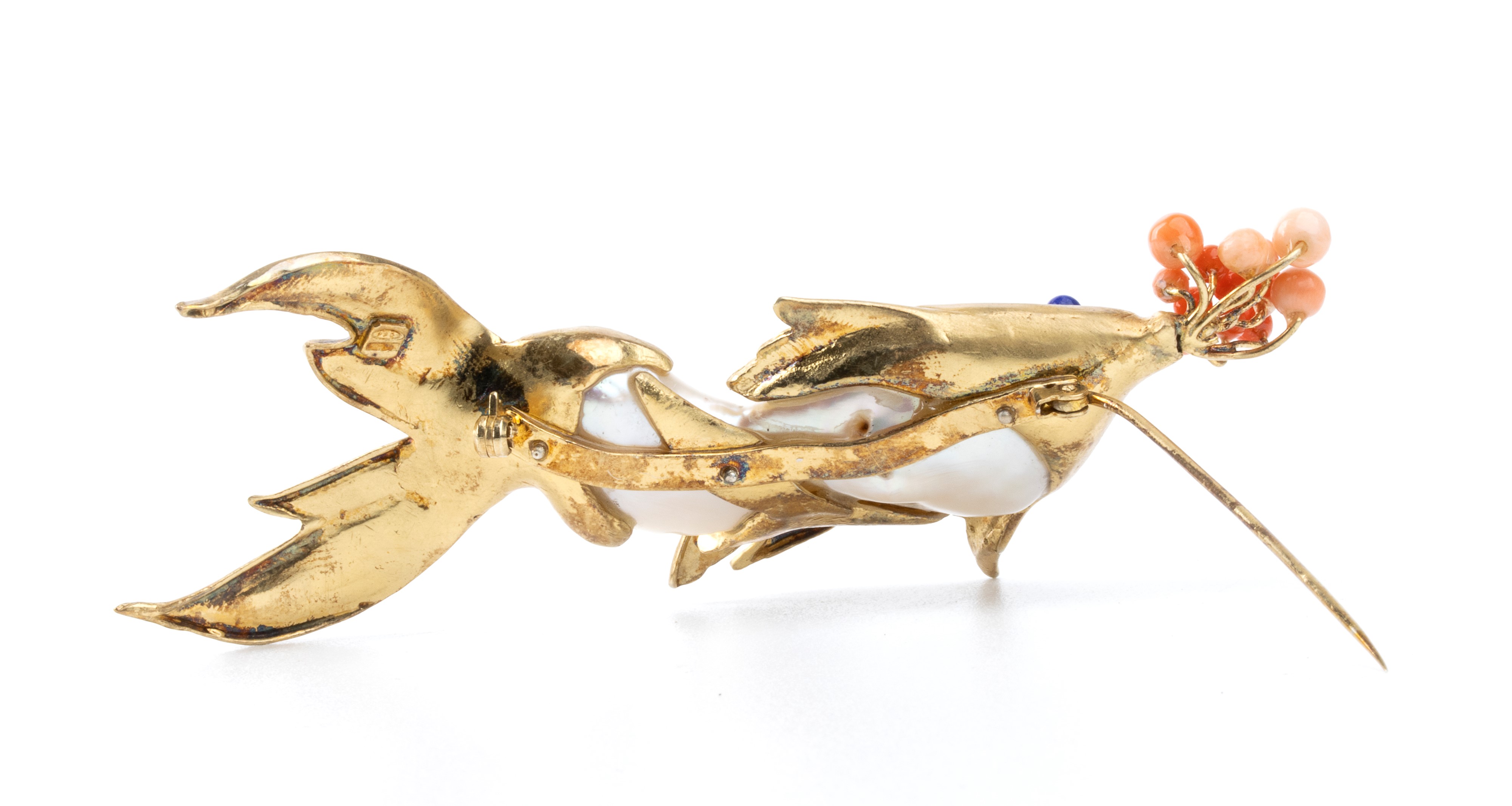 ASCIONE: spilla a forma di pesciolino in argento madreperla e corallo