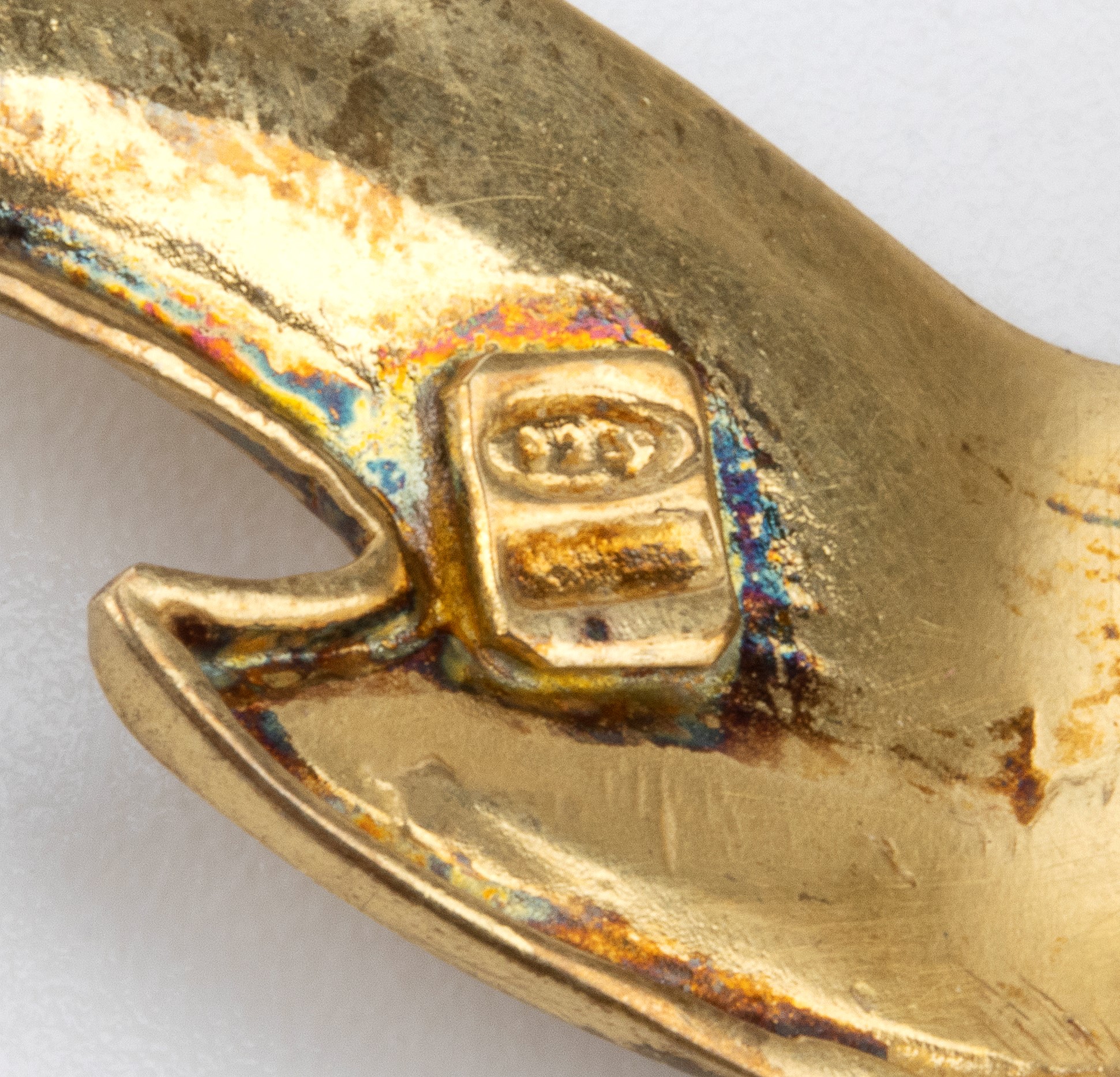 ASCIONE: spilla a forma di pesciolino in argento madreperla e corallo