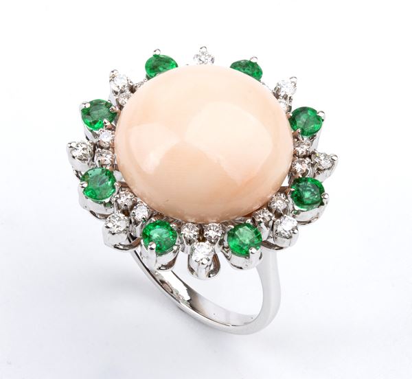 ASCIONE: anello in oro con corallo pelle d'angelo, diamanti e smeraldi