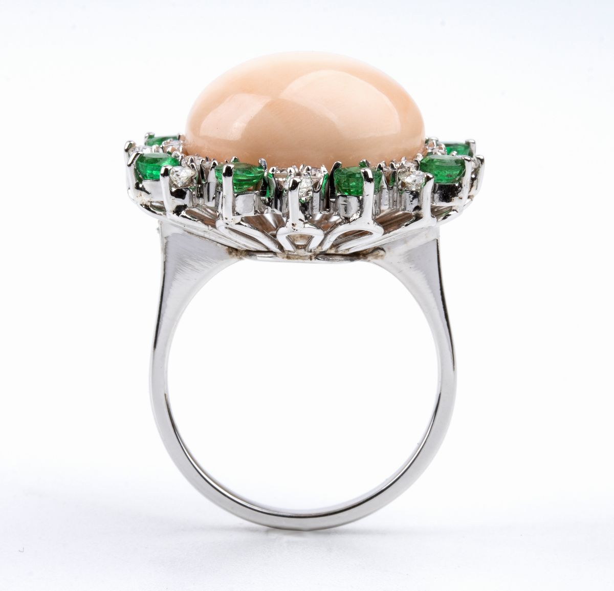 ASCIONE: anello in oro con corallo pelle d'angelo, diamanti e smeraldi