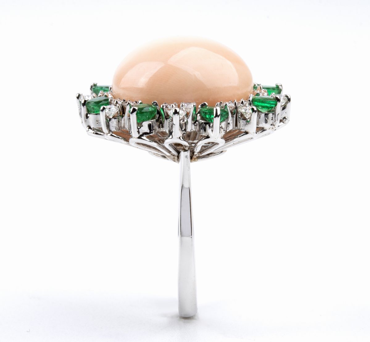 ASCIONE: anello in oro con corallo pelle d'angelo, diamanti e smeraldi