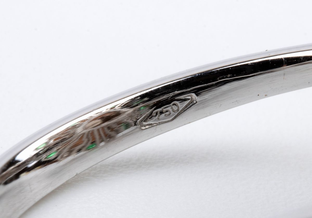 ASCIONE: anello in oro con corallo pelle d'angelo, diamanti e smeraldi