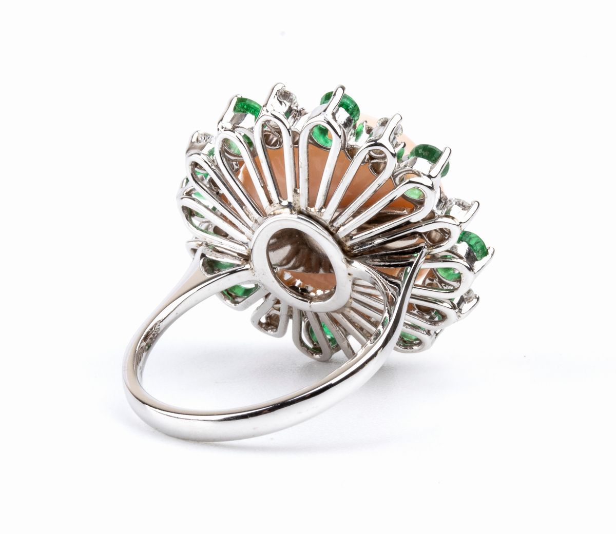 ASCIONE: anello in oro con corallo pelle d'angelo, diamanti e smeraldi
