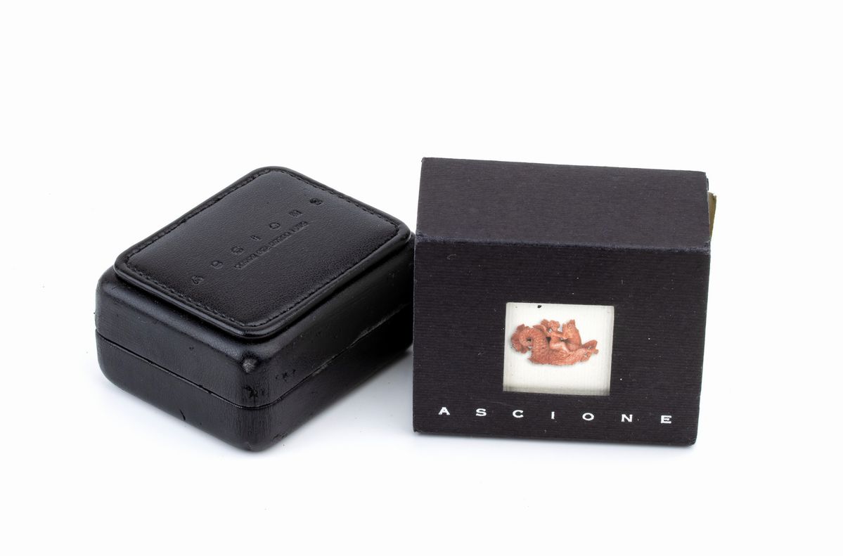 ASCIONE: anello in oro con corallo pelle d'angelo, diamanti e smeraldi