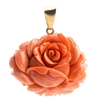 Pendente in Oro e Corallo a Forma di Rosa