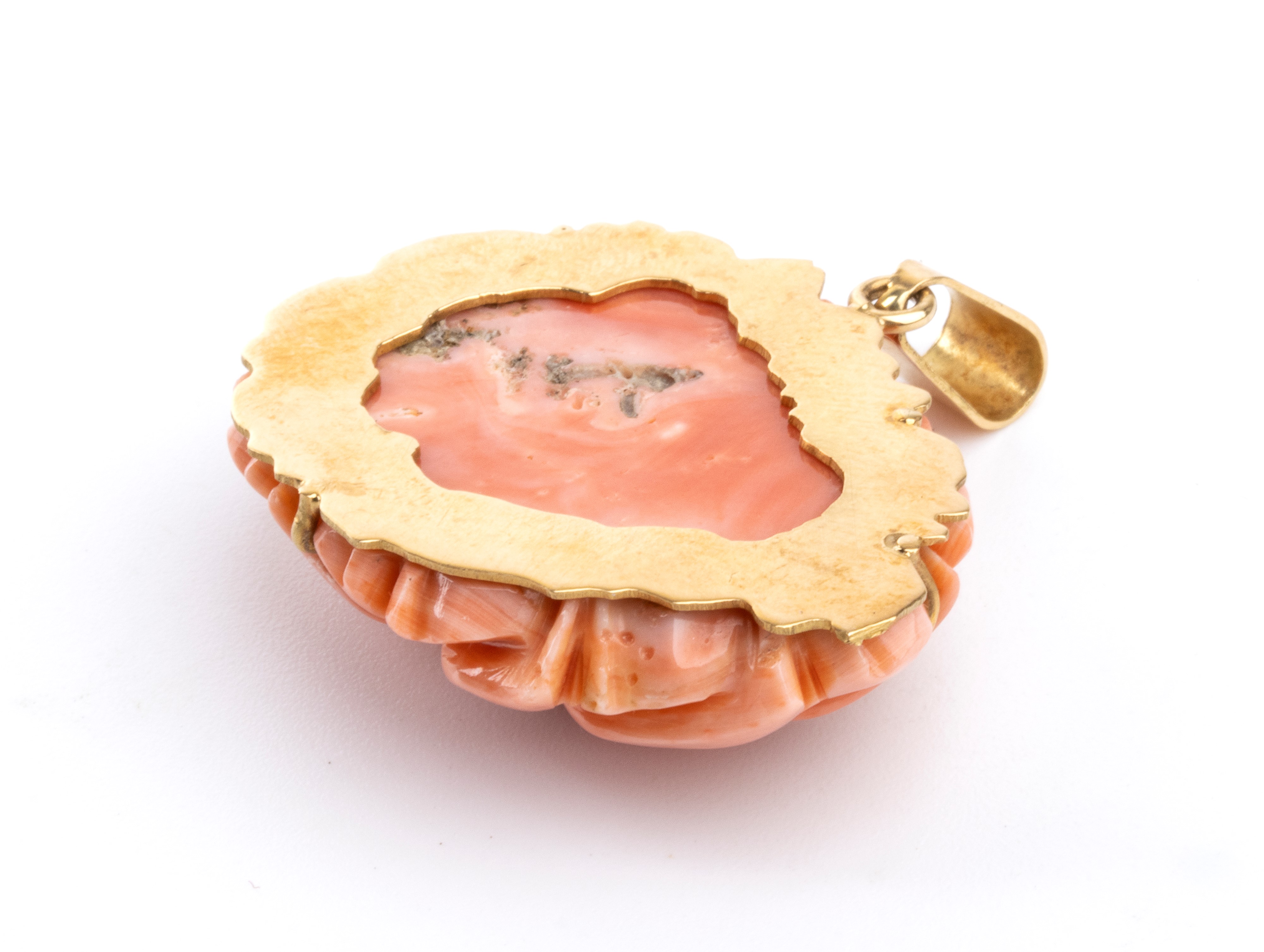 Pendente in Oro e Corallo a Forma di Rosa