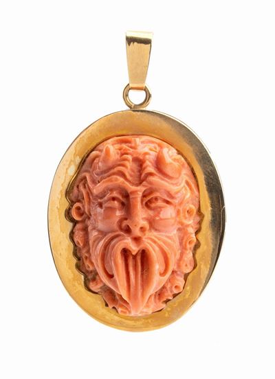 Pendente in Oro con Corallo a Forma di Maschera di Satiro