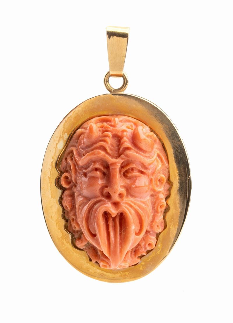 Pendente in Oro con Corallo a Forma di Maschera di Satiro