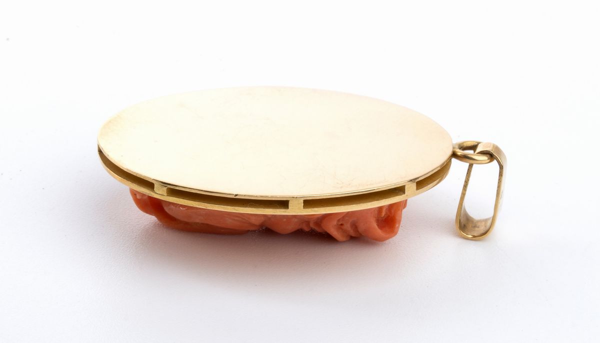 Pendente in Oro con Corallo a Forma di Maschera di Satiro