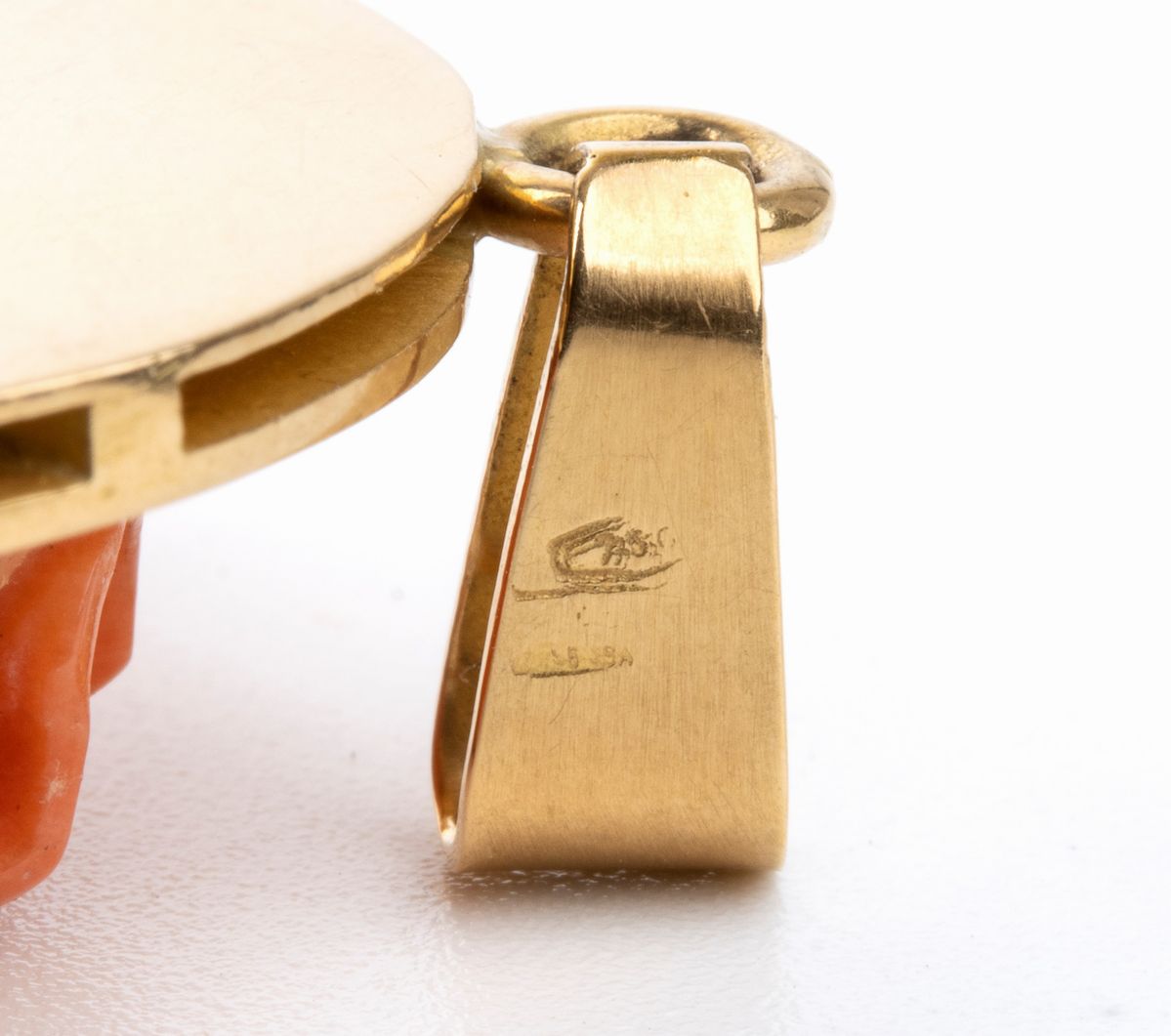 Pendente in Oro con Corallo a Forma di Maschera di Satiro