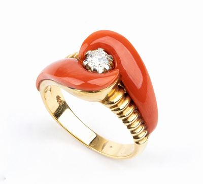 Anello in Oro con Corallo Mediterraneo e Diamante