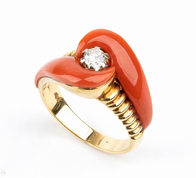 Anello in Oro con Corallo Mediterraneo e Diamante