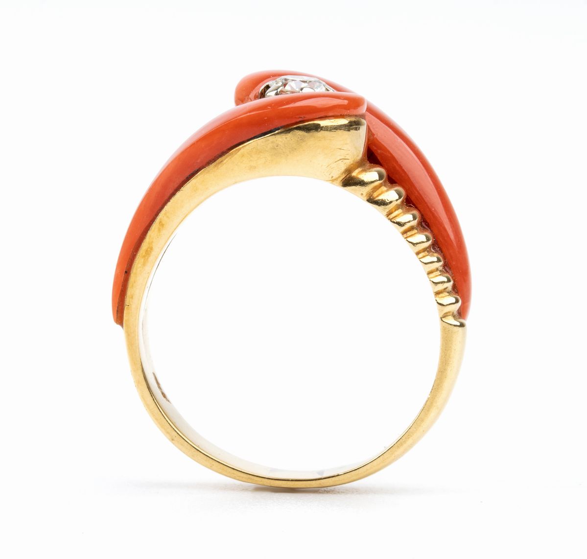 Anello in Oro con Corallo Mediterraneo e Diamante