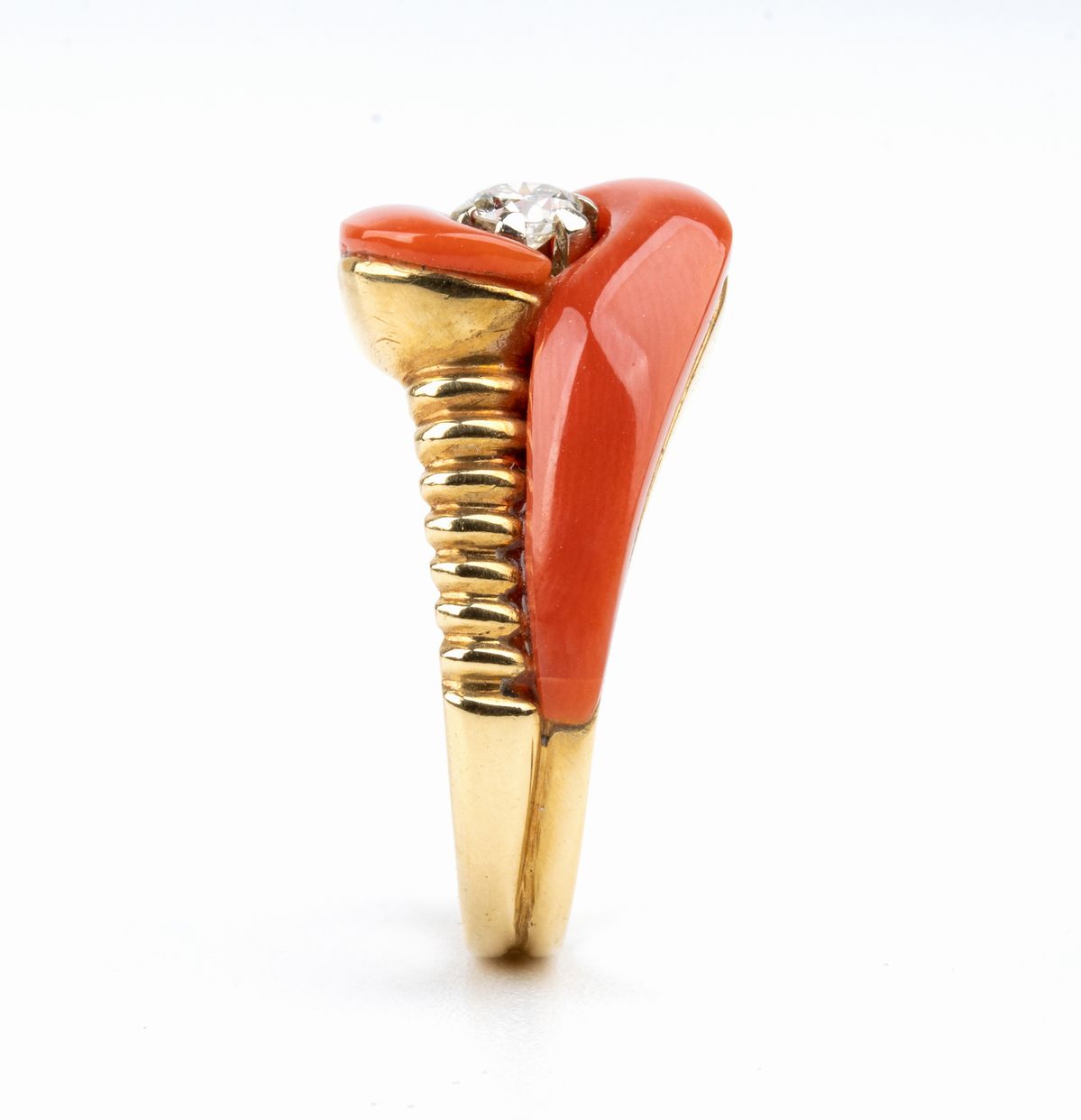 Anello in Oro con Corallo Mediterraneo e Diamante