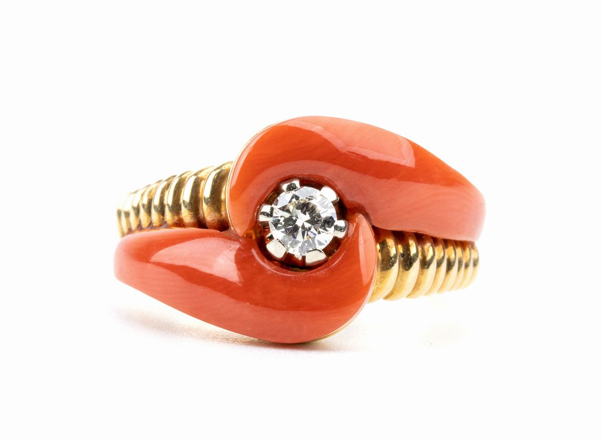 Anello in Oro con Corallo Mediterraneo e Diamante